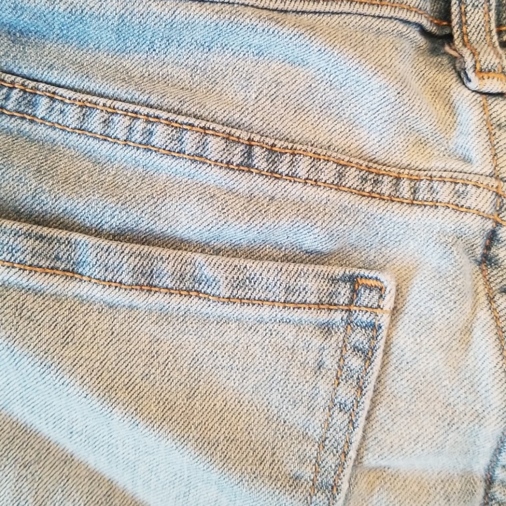 Old Navy lightwash boyfriend jean shorts, size 0 - Picture 4 of 4